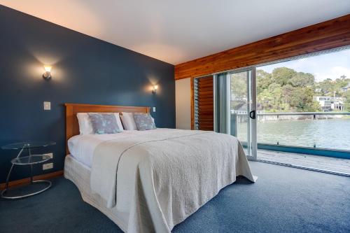 OpuaにあるBay of Islands 2 Bedrooms On The Water-The Landingのベッドルーム(大型ベッド1台、大きな窓付)