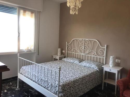 een slaapkamer met een bed en een kroonluchter bij Al chiaro di luna (009029-LT-0962) in Finale Ligure