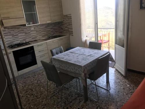 een keuken met een tafel en stoelen en een keuken met een fornuis bij Al chiaro di luna (009029-LT-0962) in Finale Ligure