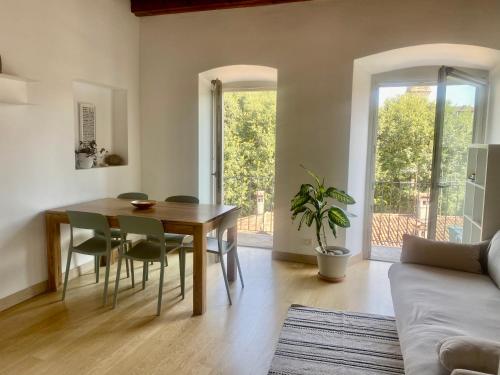 Un comedor con una mesa y sillas y un sofá. en CASA MATIN BERGAMO, en Bérgamo