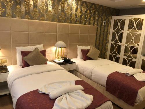 מיטה או מיטות בחדר ב-Burj Al Istanbul