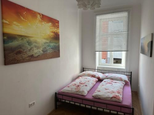 ウィーンにあるCity Apartmentのベッドルーム1室(ベッド1台付)が備わります。壁には絵画が飾られています。