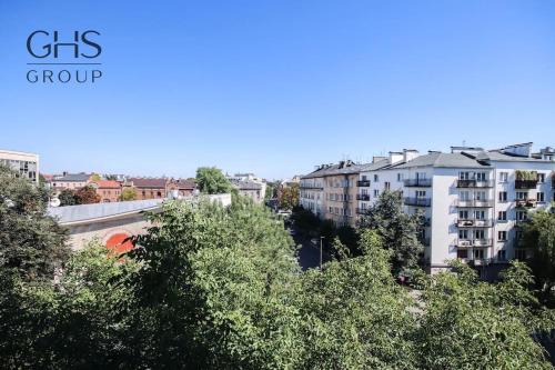 Blick auf eine Stadt mit Bäumen und Gebäuden in der Unterkunft Przytulny apartament w centrum Krakowa in Krakau