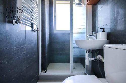 ein Bad mit einem WC, einem Waschbecken und einer Dusche in der Unterkunft Przytulny apartament w centrum Krakowa in Krakau