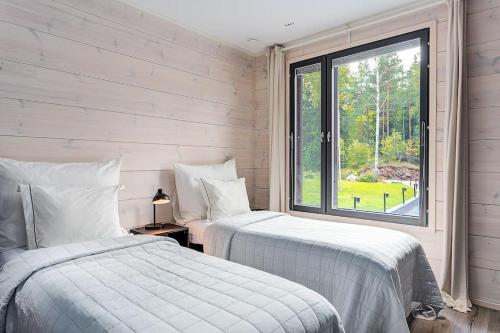 LohjaにあるVilla Padel - Premium Lakeside Residence & Groundsの窓付きの部屋 ベッド2台
