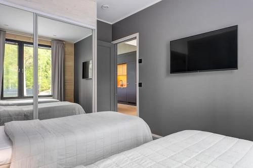 Кровать или кровати в номере Villa Padel - Premium Lakeside Residence & Grounds