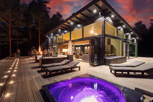 Бассейн в Villa Padel - Premium Lakeside Residence & Grounds или поблизости