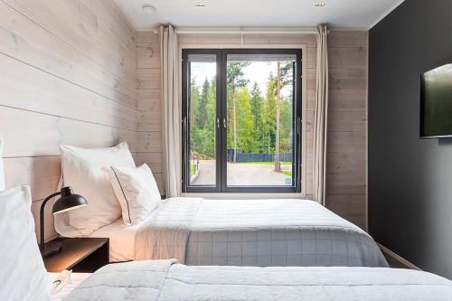 Кровать или кровати в номере Villa Padel - Premium Lakeside Residence & Grounds