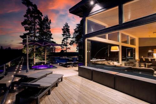 Фотография из галереи Villa Padel - Premium Lakeside Residence & Grounds в Лохье