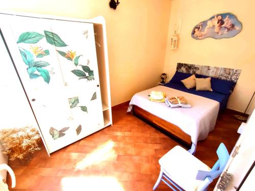 een slaapkamer met een bed en een spiegel bij The small waterfall house, la cascatella in Massa