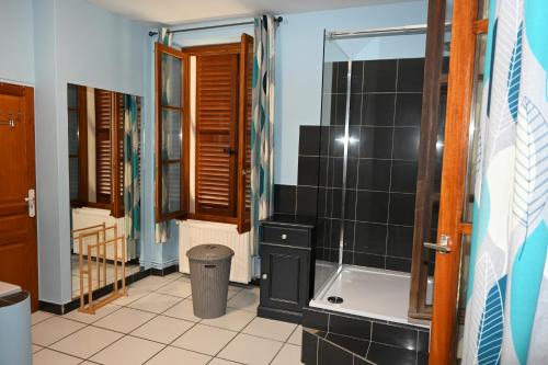 Das Bad ist mit einer Dusche und einer Badewanne ausgestattet. in der Unterkunft La Villa du Papetier in Boussières