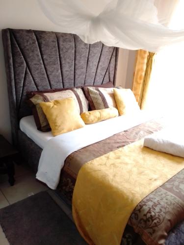 2 Betten in einem Zimmer mit Kopfteil in der Unterkunft Tsavo 90 degrees smart view in Nairobi