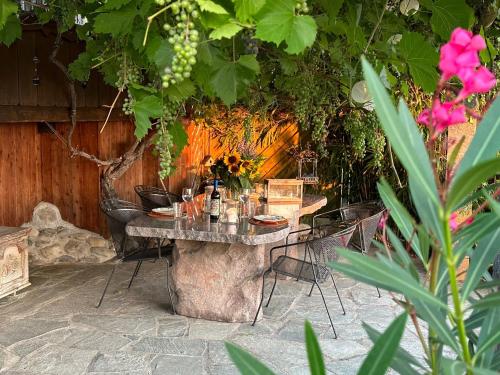 una mesa con una botella de vino encima en Hadassa Apartment Mutzli, en Steffisburg