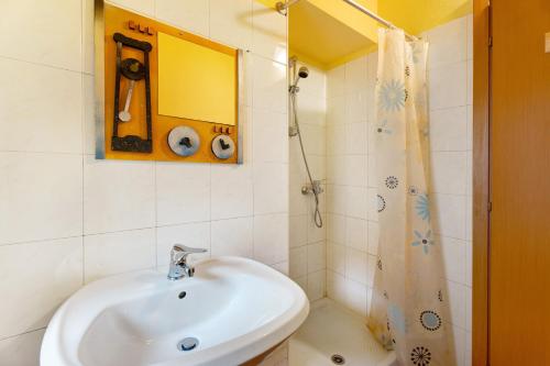 a bathroom with a sink and a shower at Ostello del Quadrifoglio in Ameno