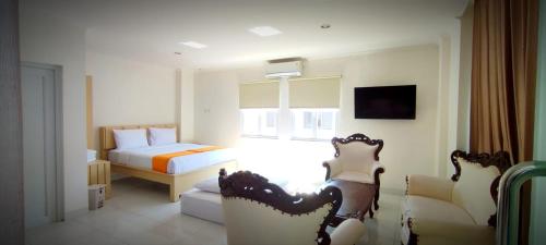 um quarto de hotel com uma cama e um sofá em Batik Oma House em Jetis