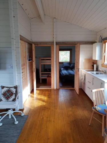 cocina y sala de estar de una casa en Cozy cottage in the south, en Keldur