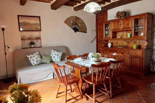 sala de estar con mesa y sofá en La casa dei nonni, en Lucca