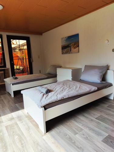 een slaapkamer met 2 bedden in een kamer bij Großes Haus in Petersfehn I in Bad Zwischenahn