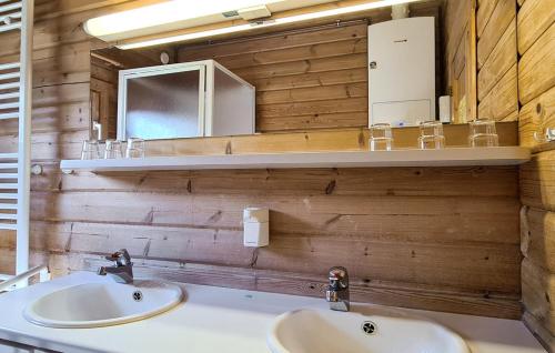 Baño con 2 lavabos y espejo en Werrapark Resort Ferienhäuser Am Sommerberg en Masserberg
