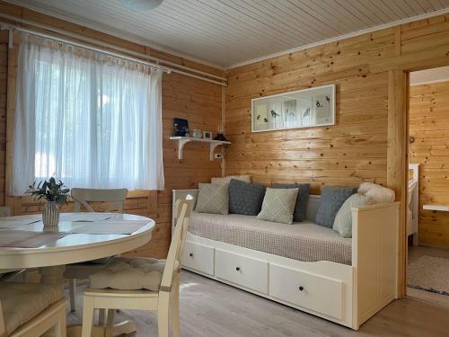 Habitación con cama en la esquina de una habitación en Zegzug Noszvaj, en Noszvaj