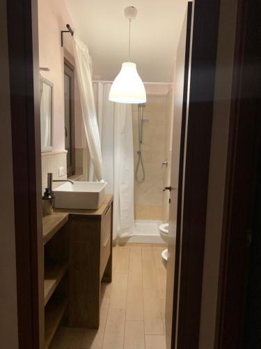 y baño con lavabo, aseo y ducha. en Daisies House B&B, en Fonte Nuova