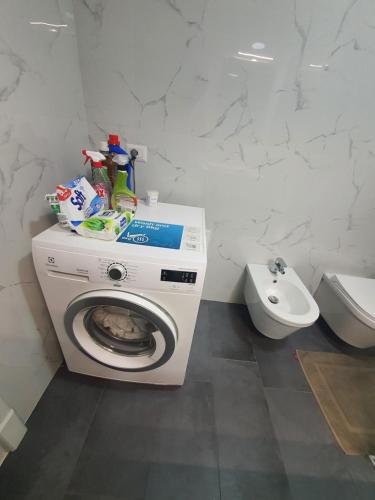 uma casa de banho com uma máquina de lavar roupa e um WC em Fantastic 2 bedroom Apartment em Tirana