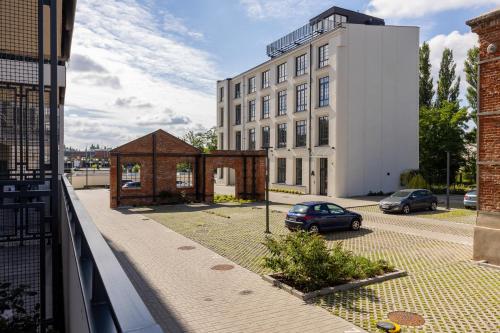 - Balcón con vistas a un edificio en Apartment with Balcony & Parking Near Manufaktura Łódź by Renters Prestige, en Łódź