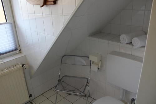 uma casa de banho com WC e uma escada em ST4-12 - Ferienwohnung Komfort em Dorum Neufeld