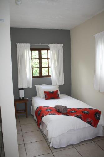 1 Schlafzimmer mit 2 Betten und einem Fenster in der Unterkunft Planet Scuba Bed and Breakfast in Ponta do Ouro