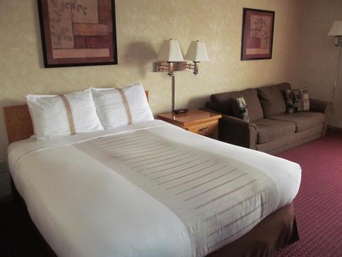 Ένα ή περισσότερα κρεβάτια σε δωμάτιο στο Fireside Inn and Suites
