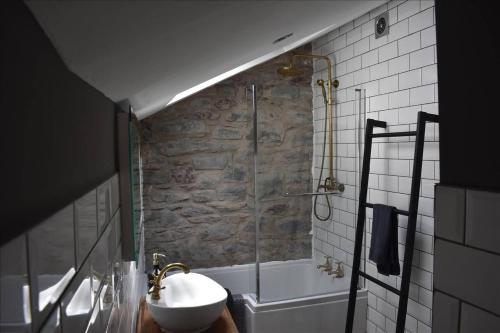 y baño con ducha, lavabo y bañera. en Luxury 2-Bed Cottage in Llansteffan, en Carmarthen