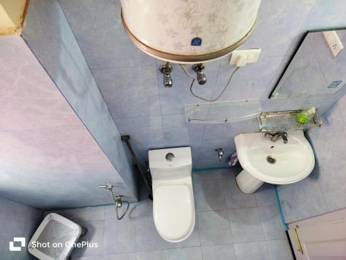 La salle de bains est pourvue de toilettes et d'un lavabo. dans l'établissement Shimla Vibes B & B free pick & drop from ISBT Shimla, à Shimla