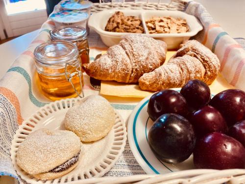 una mesa cubierta con placas de pan y otros alimentos en Casetta Rocca en Rocca San Giovanni