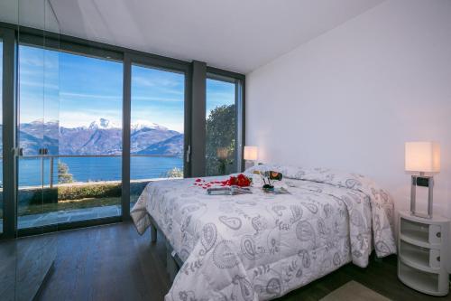 1 dormitorio con 1 cama y vistas a las montañas en Sant' Andrea Giardino, en Menaggio