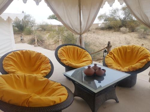 Posezení v ubytování Dhora Desert Resort And Spa