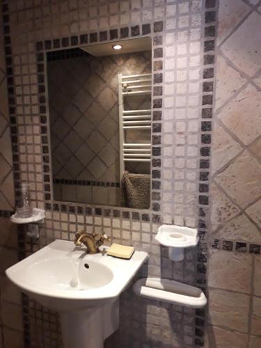 a bathroom with a sink and a mirror at Maison détente CARRY-LE-ROUET in Carry-le-Rouet