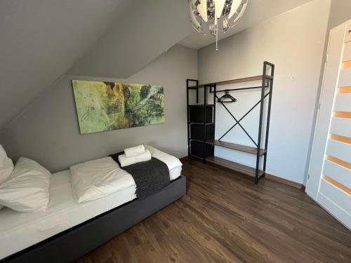 1 dormitorio con litera y escalera en Moderne Galerie-Wohnung! Zentral-A8-B17 WIFI, en Gersthofen