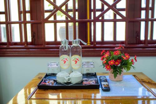 uma bandeja com duas garrafas numa mesa em SEVEN HOMESTAY(HUE) em Hue