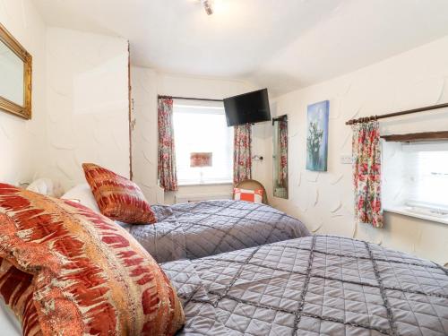 A bed or beds in a room at Ann Tysons House