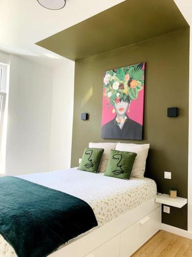 - une chambre avec un lit orné d'une peinture murale dans l'établissement L'escale Béthunoise - Maison duplex, hyper-centre, à Béthune