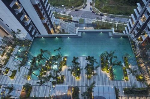 una vista aérea de una piscina en un edificio en A2704 Grand Medini Studio 100mbps Netflix By STAY, en Nusajaya