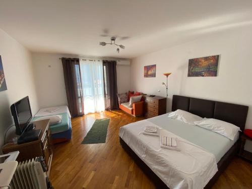 ein Schlafzimmer mit einem Bett und ein Wohnzimmer in der Unterkunft BLUE EYES SAILORS in Kotor