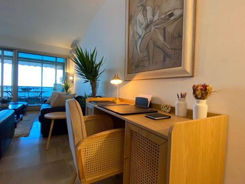 uma sala de estar com uma secretária e um sofá em LE BAHIA em Nice