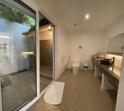 莫阿爾博阿的住宿－Treeshade Resort & Spa Moalboal，带淋浴、卫生间和盥洗盆的浴室