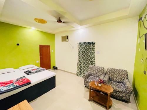 Ένα ή περισσότερα κρεβάτια σε δωμάτιο στο Sun India Guest House