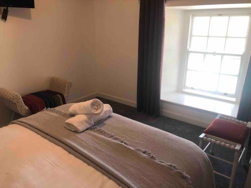 1 dormitorio con 1 cama con 2 toallas en Perfect Apartment in ideal location, en Ennistymon