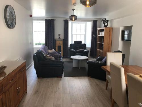 sala de estar con sofá, sillas y mesa en Perfect Apartment in ideal location, en Ennistymon