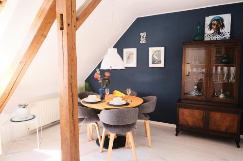 a dining room with a table and chairs at Stilvolle Maisonette 15 Min vom Hauptbahnhof entfernt in Hannover