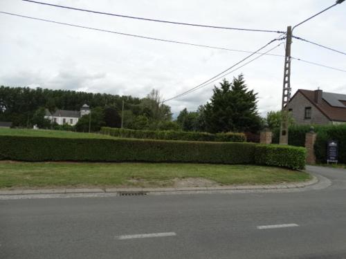 eine Straße mit Hecke an der Seite einer Straße in der Unterkunft Le domaine du château blanc à 10 minutes de Paira Daiza in Jurbise