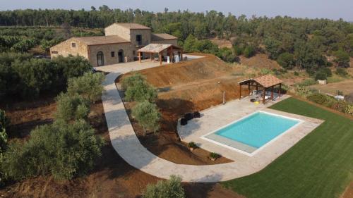 een luchtzicht op een huis met een zwembad bij VILLA VIRGINIA in Piazza Armerina